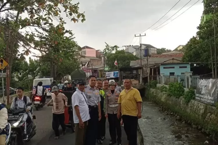 Pemantauan rencana pekerjaan perbaikan dinding penahan tanah atau sheetpile dan perbaikan jalan di Jalan Pitara, Kelurahan Pancoranmas, Kecamatan Pancoranmas, Senin (8/12). (DOKUMEN PEMKOT DEPOK)