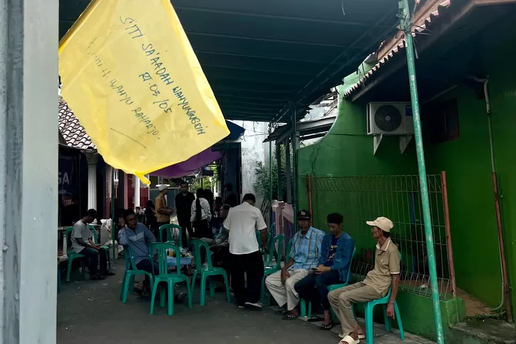 Kediaman salah satu korban meninggal kebakaran sekaligus karyawan Gedung Terra Drone, Siti Saadah, di Pancoranmas, Depok, Rabu (10/12).  (RISKY DWI LESTARI/RADAR DEPOK)