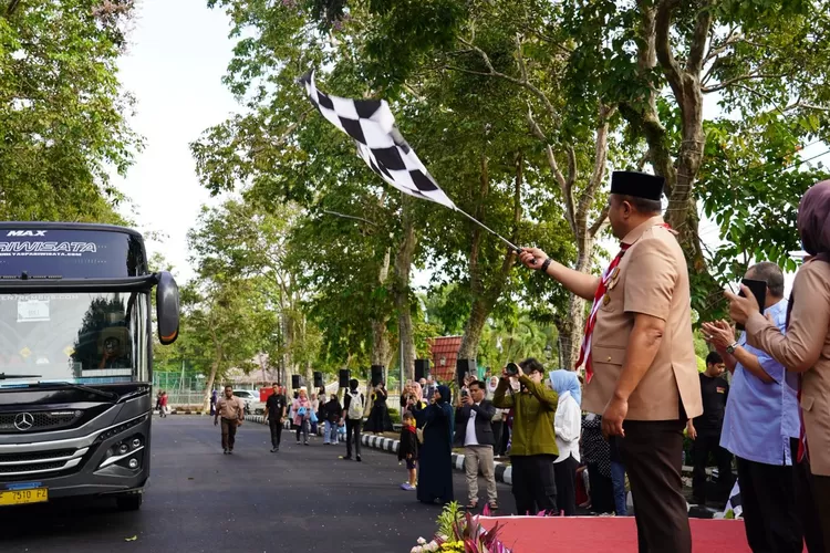 Bupati Rudy Susmanto melepas pelajar yang mengikuti school trip ke desa wisata.  (DOKUMEN DISKOMINFO)
