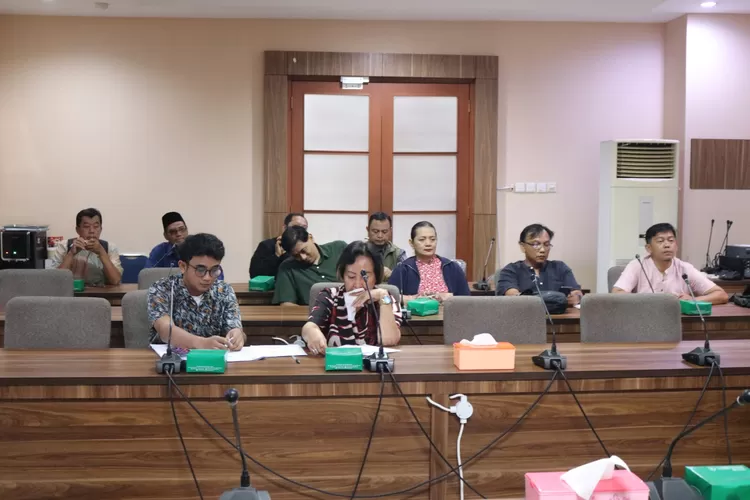 MEDIASI : Warga Kavling Pertamina Kelurahan Curug, Kecamatan Bojongsari bersama Owner CV. Klawing Berlian Abadi yang memproduksi Dimsum Klawing saat menjalani mediasi bersama Komisi A DPRD Kota Depok di ruang Badan Musyawarah (Bamus), Selasa (11/12). (RISKY DWI LESTARI/RADAR DEPOK)