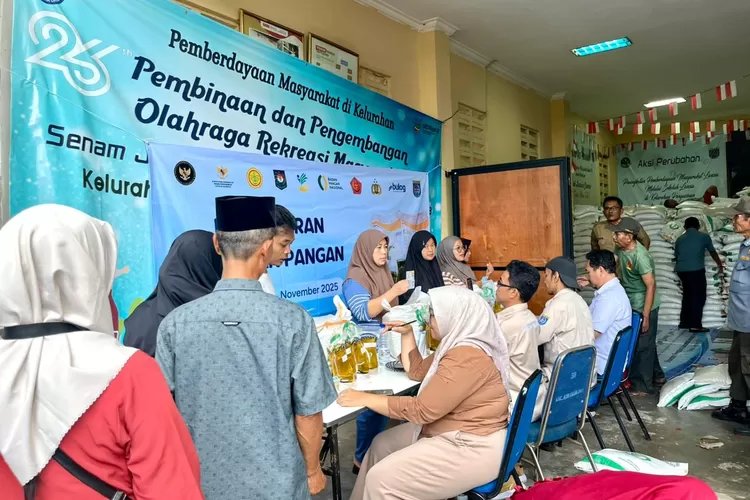 ANTRE : Warga Kelurahan Pengasinan, Kecamatan Sawangan, Kota Depok saat antre bantuan pangan dari pemerintah, Rabu (10/12). (RISKY DWI LESTARI/RADAR DEPOK)