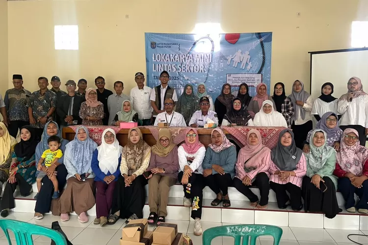 Aparatur Kelurahan Pasir Putih, berkolaborasi bersama UPTD Puskesmas Pasir Putih menggelar langsung kegiatan lokminsek, Rabu (10/12).  (RISKY DWI LESTARI/RADAR DEPOK)