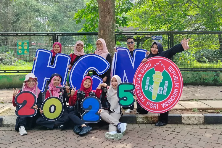 Pelaksanaan perayaan Hari Guru Nasional (HGN) dan HUT ke-80 PGRI tingkat Kecamatan Cipayung di Taman Marga Satwa Ragunan, Jakarta.&nbsp; (ANDIKA EKA/RADAR DEPOK)