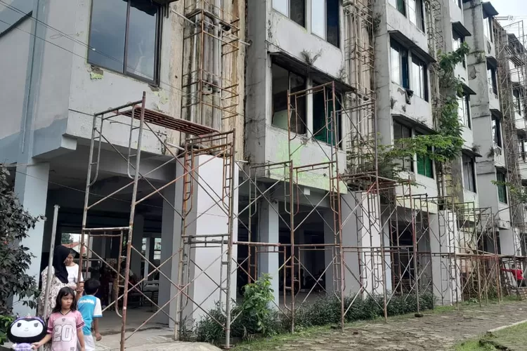 Kondisi Gedung C Rusunawa Cilangkap yang masih bocor, beberapa waktu lalu. (AGNESYA WIANDA/RADAR DEPOK)