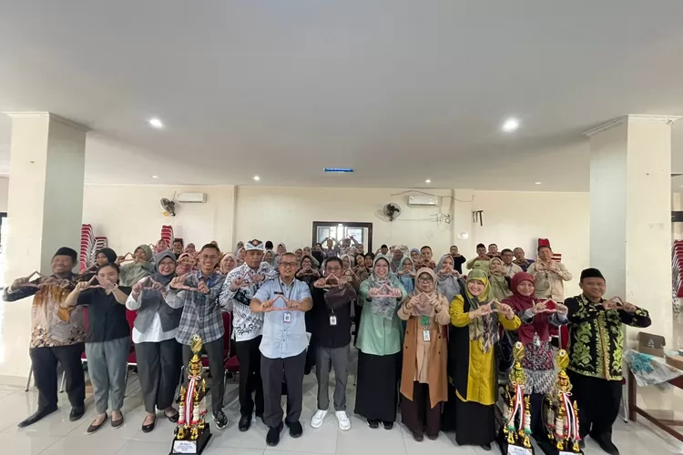 Foto bersama usai pelaksanaan pemberian apresiasi Lomba Sekolah Sehat dan Stratifikasi Sekolah Ramah Anak (SRA) Tahun 2025 itu digelar di Gedung PGRI Kota Depok, Kalibaru, Cilodong.  (ANDIKA EKA/RADAR DEPOK)