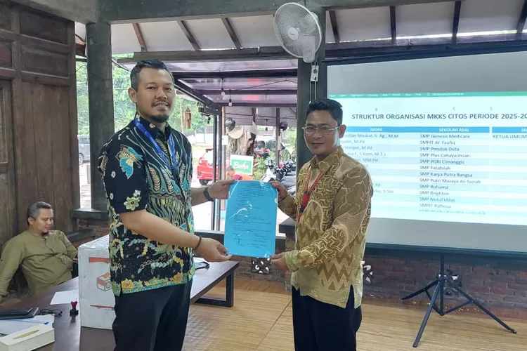 Penyerahan SK Jabatan sebagai ketua MKKS SMP Swasta wilayah Cimanggis-Tapos, yang terletak di Rumah Makan Pondok Laras, Cimanggis.&nbsp; (ANDIKA EKA/RADAR DEPOK)