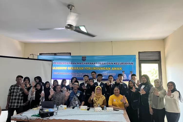 Kasi Kemasyarakatan dan Pelayanan Kelurahan Pasir Putih, Supriyadi (batik biru berkopiah) bersama Kadis DP3AP2KB, Nessi Annisa Handari menggelar langsung Roadshow Gerakan Perlindungan Anak di aula kantor Kelurahan Pasir Putih, Kecamatan Sawangan, Jum&rsquo;at (12/12). (RISKY DWI LESTARI/RADAR DEPOK)