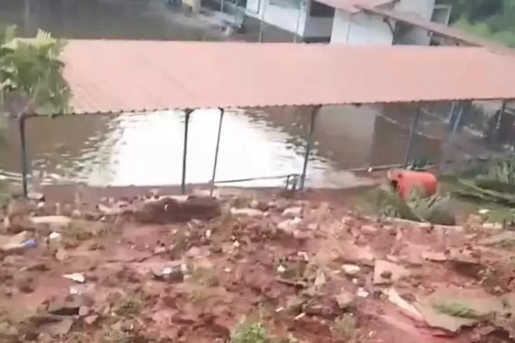 Tanah Longsor di kawasan Situ Tujuh Muara Kelurahan Bojongsari, Kecamatan Bojongsari, Kota Depok, Sabtu (13/12). (TANGKAPAN LAYAR)