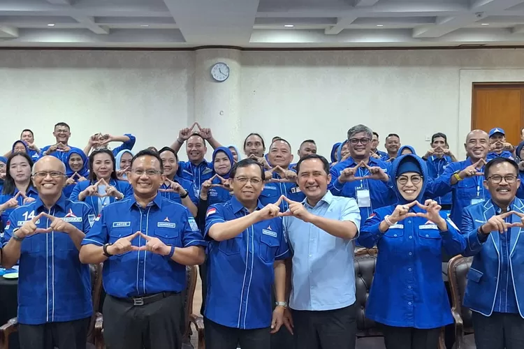 Wakil Walikota Depok Chandra Rahmansyah bersama Pengurus dan kader Partai Demokrat Kota Depok dalam Rakercab DPC Partai Demokrat Kota Depok, di Hotel Bumi Wiyata, Sabtu (13/12/2025).  (ARNET KELMANUTU/RADAR DEPOK)