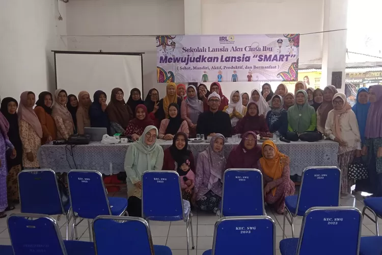 Kasi Kemasyarakatan dan Pelayanan Kelurahan Pasir Putih, Supriyadi (Memakai udeng putih) saat meninjau langsung monitoring Sekolah lansia aku cinta ibu pertemuan ke enam di aula kantor Kelurahan, Sabtu (13/12). (RISKY DWI LESTARI/RADAR DEPOK)