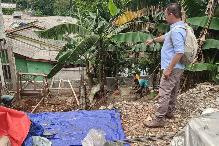 PROSES : Ketua LPM Kelurahan Kemirimuka, Samsuar memonitoring pembangunan Posyandu Rasamala B RW16, Senin (15/12). (RISKY DWI LESTARI/RADAR DEPOK)