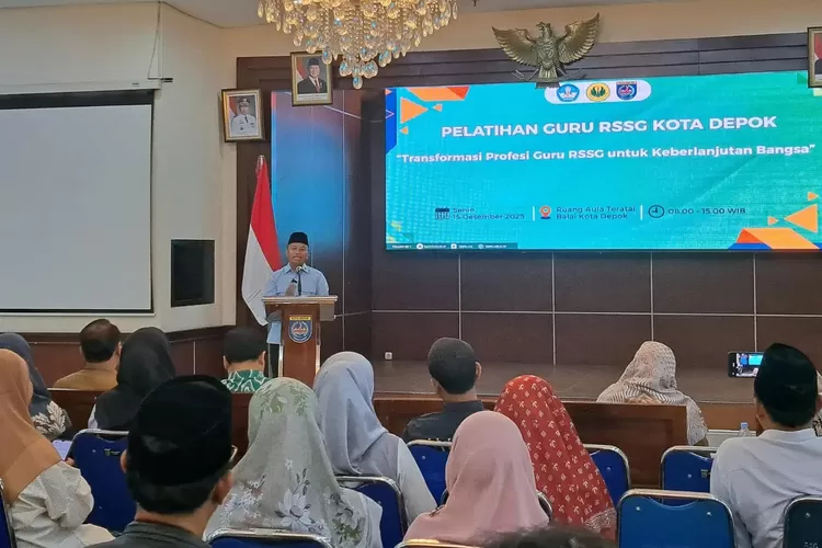 Walikota Depok Supian Suri memberikan sambutan dalam Pelatihan Pendampingan Universitas Negeri Jakarta (UNJ) untuk RSSG di Aula Teratai, Balaikota Depok, Senin (15/12/25).  (DOKUMEN DISKOMINFO)
