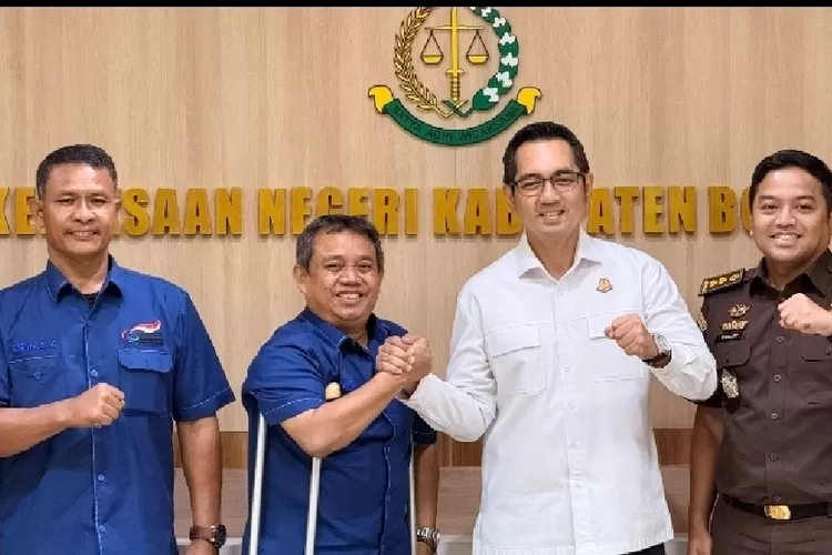 Ketua NPCI Kabupaten Bogor M. Misbah (dua dari kiri) bersama Kajari Kabupaten Bogor Denny Achmad usai melakukan pertemuan.