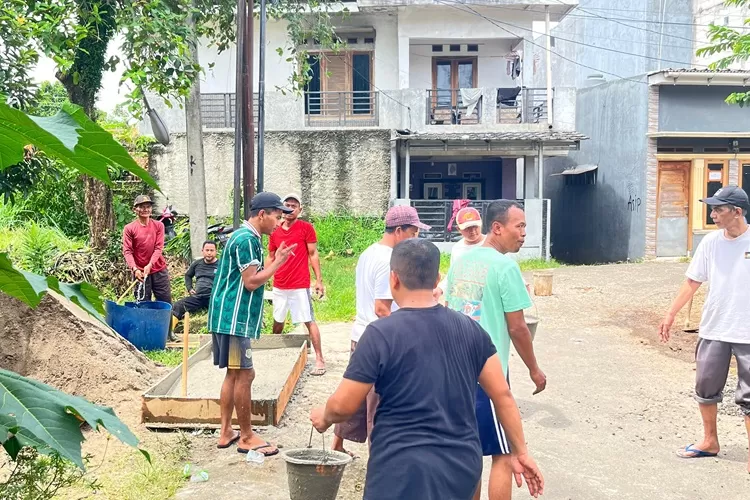 BAHU MEMBAHU : Pelebaran Jalan di wilayah RW3 Kelurahan Bedahan, Kecamatan Sawangan, Minggu (15/12). (RISKY DWI LESTARI/RADAR DEPOK)