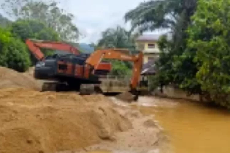 BNPB dan pemerintah daerah melakukan normalisasi Sungai Aek Doras dan Aek Parira menggunakan alat berat (bnpb.go.id)