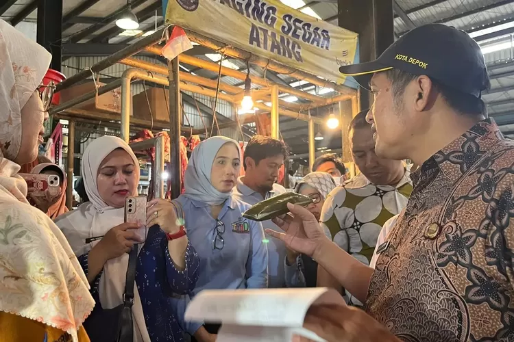 Wakil Walikota Depok, Chandra Rahmansyah menunjukkan lontong dengan plastik yang dijual di Pasar Sukatani, Kecamatan Tapos, beberapa waktu lalu. (PEMKOT DEPOK)