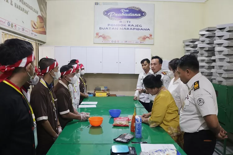 70 warga binaan Lapas Cibinong mendapatkan premi apresiasi atas partisipasi aktif dan kinerja, dalam berbagai kegiatan kerja di lapas. Dilanjutkan dengan penyelenggaraan pelatihan bakery, di Balai Latihan Kerja (BLK) Lapas Cibinong, Senin (15/12). (Lapas Cibinong)