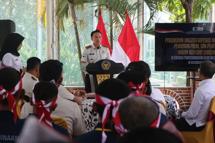 Kepala Lapas Cibinong, Wisnu Hani Putranto, resmi mengukuhkan anggota Koperasi Merah Putih, sebuah langkah strategis dalam memperkuat pengelolaan kegiatan kerja warga binaan, Senin (15/12). (Lapas Cibinong)
