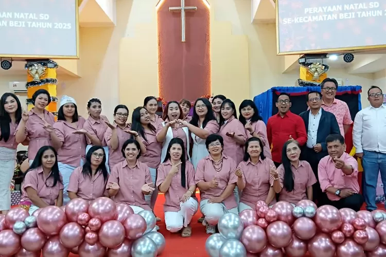 Perayaan natal SDN Se-Kecamatan Beji di tahun ke empat yang berlangsung di Gereja HKBP Depok 1 Jalan Cendrawasih Raya No. 1, Kelurahan Depok Jaya, Kecamatan Beji, Selasa (16/12). (RISKY DWI LESTARI/RADAR DEPOK)