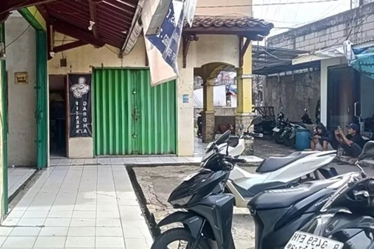 Eksistensi titik lokus warung miras berkedok warung sembako yang terletak persis di RT4/3 samping Perumahan Puri Anggrek Mas, Kelurahan Rangkapan Jaya Baru, Kecamatan Pancoranmas. (ISTIMEWA)