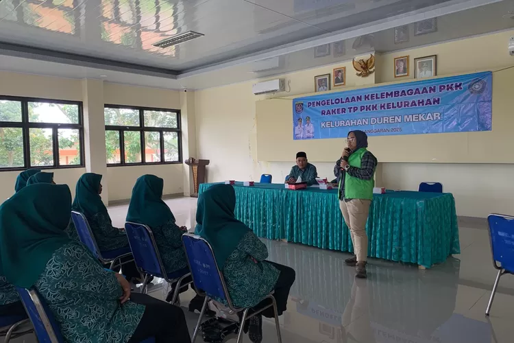 Anggota dan pengurus PKK Kelurahan Duren Mekar yang tengah menggelar rapat kerja (Raker) Pengelolaan Kelembagaan PKK di aula kantor Kelurahan Duren Mekar, Kecamatan Bojongsari, Selasa (16/12). (RISKY DWI LESTARI/RADAR DEPOK)