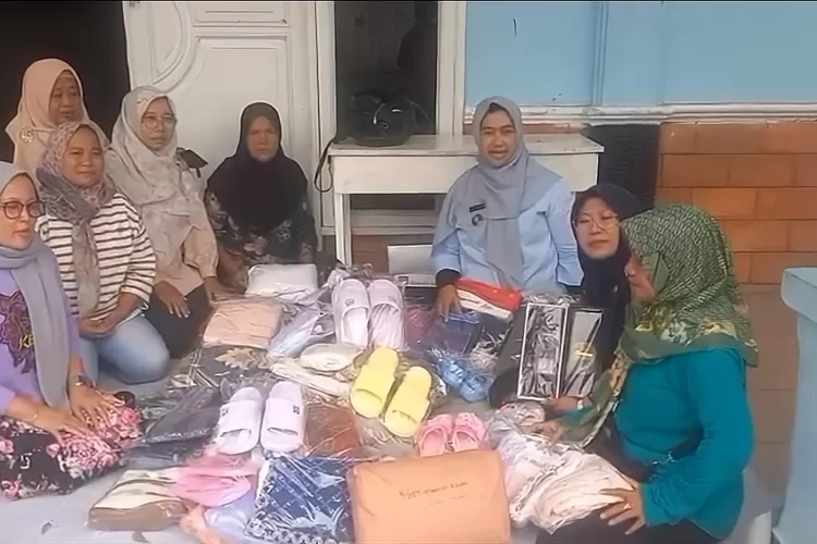 Lurah Mekarjaya, Nelda Purnadia Whardani di posko pengumpula donasi RW20, Kelurahan Mekarjaya, Kecamatan Sukmajaya, Kota Depok, Selasa (16/12). (AGNESYA WIANDA/RADAR DEPOK)