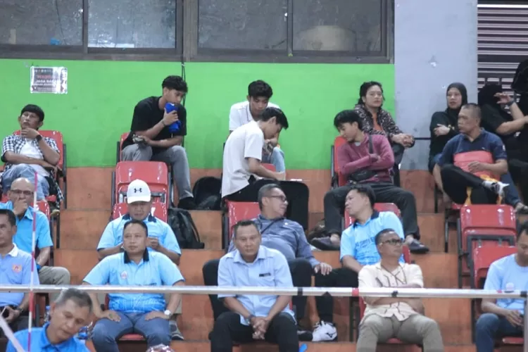 Kejuaraan Bola Voli Indoor U-16 dan U-18 Kota Depok, yang berlangsung di GOR Kota Depok, Selasa (16/12). Walikota Depok, Supian Suri datang membuka.  (ALDY RAMA/RADAR DEPOK)