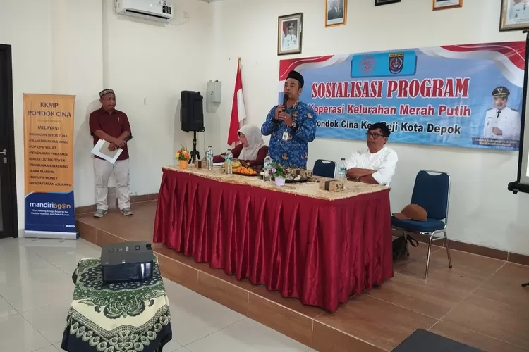 Sosialisasi program Koperasi Merah Putih (KMP) Kelurahan Pondok Cina, Kecamatan Beji di aula kantor Kelurahan Pondok Cina, Rabu (17/12). (RISKY DWI LESTARI/RADAR DEPOK)