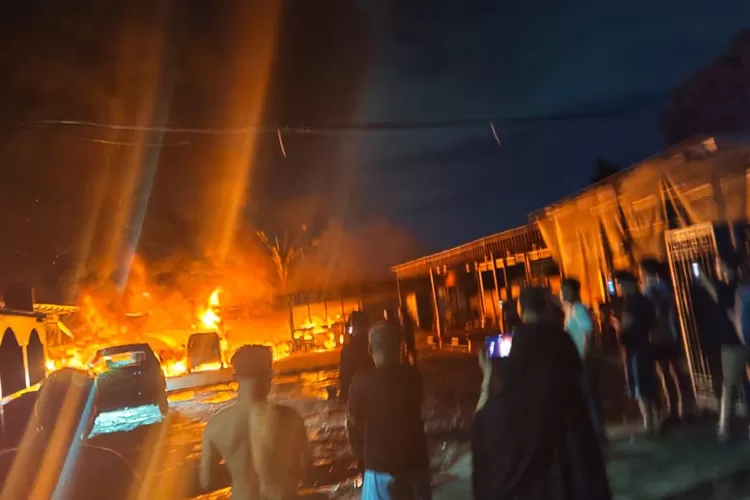 Api yang tengah membakar toko oli Jalan Mandor Tajir RT2/7, Kelurahan Serua, Kecamatan Bojongsari, Kota Depok, Rabu (17/12). (RISKY DWI LESTARI/RADAR DEPOK)