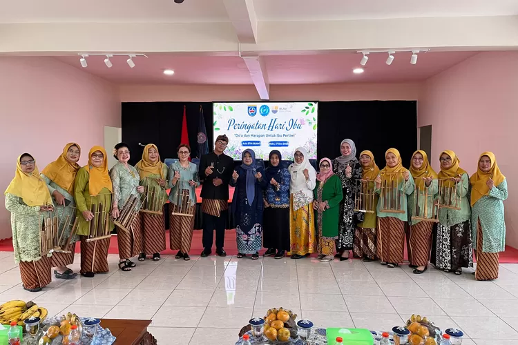 GOW Kota Depok saat menggelar doa bersama seklaigus lelang donasi untuk korban bencana Sumatera dan Aceh dalamn rangka peringatan Hari Ibu 2025. (GOW KOTA DEPOK)