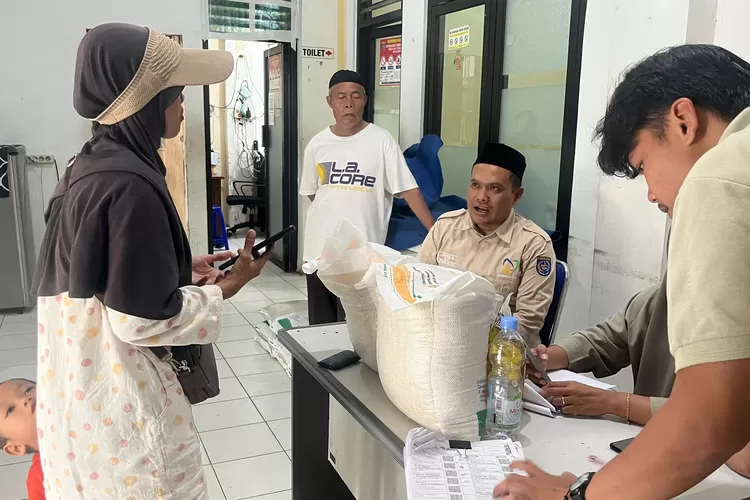 PENYALURAN : Keberlangsungan distribusi bantuan sosial (Banpang) di Kelurahan Pasir Putih, Kecamatan Sawangan, Jumat (12/12). (RISKY DWI LESTARI/RADAR DEPOK)
