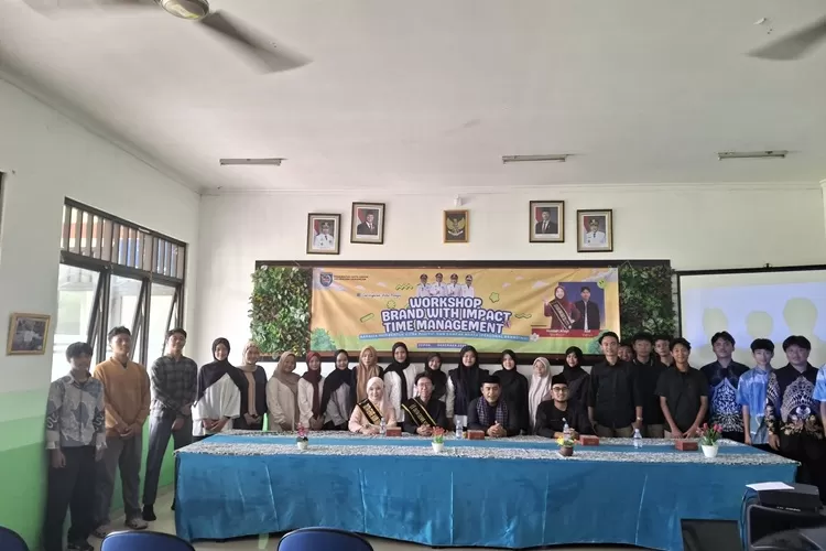 Aparatur Kelurahan Sawangan, Kecamatan Sawangan menggelar kegiatan workshop brand with impact time management di aula kantor kelurahan, Kamis (18/12). (RISKY DWI LESTARI/RADAR DEPOK)