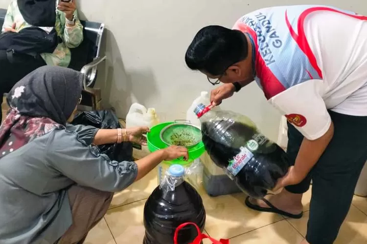 Lurah Gandul, Syafrudin sedang menuangkan minyak jelantah di Kelurahan Gandul, Cinere Depok. (RADAR DEPOK)