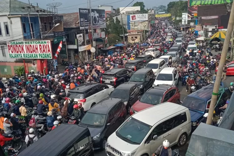 Kendaraan wisatawan Puncak menumpuk di Pertigaan Taman Safari Indonesia (TSI) Cibeureum.  (DOKUMEN KABAR BOGOR)