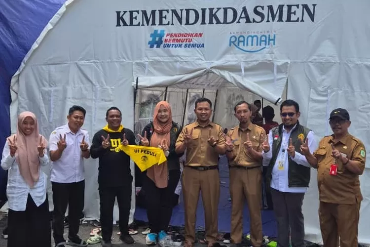 Relawan UI Peduli saat berada di tenda Kemendikdasmen untuk menghadirkan pendidikan pada masyarakat terdampak bencana erupsi Gunung Semeru.  (DOKUMEN UI)
