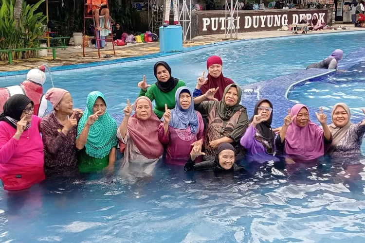 OUTTINGCLASS : Sekolah lansia Aku Cinta Ibu Kelurahan Pasir Putih, Kecamatan Sawangan mengunjungi kolam berenang puteri duyung, Rabu (17/12). (RISKY DWI LESTARI/RADAR DEPOK)