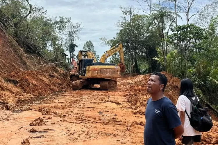 Proses pembukaan akses jalan di perbatasan Kabupaten Tapanuli Utara&ndash;Tapanuli Tengah guna mempercepat distribusi logistik dan mobilisasi bantuan (bnpb.go.id)