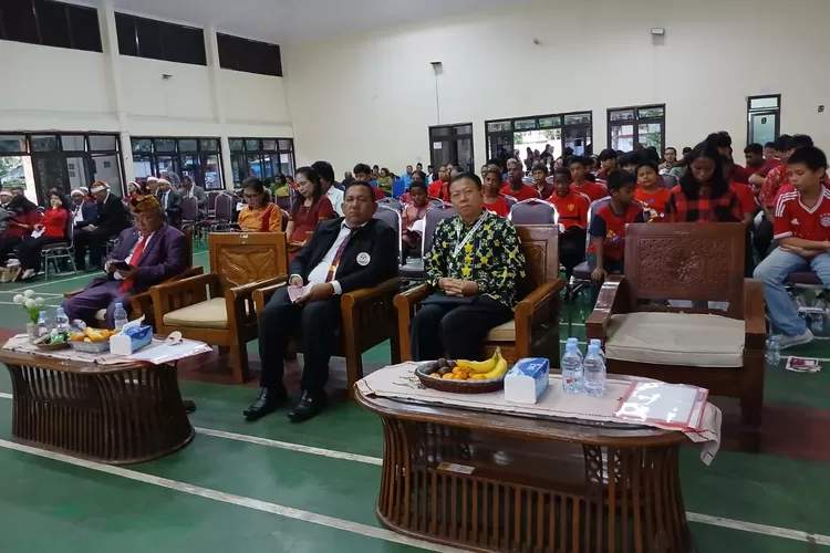 Foto bersama usai perayaan Natal Perwarni Kota Depok 2025 di Balai Rakyat II, Kelurahan Mekarjaya, Kecamatan Sukmajaya, Kota Depok, Selasa (16/12).  (ISTIMEWA)