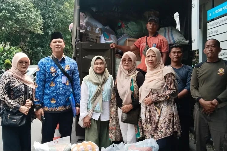 Camat ,Cimanggis Rahmat Maulana (dua kiri) menyerahkan bantuan donasi dari warga Kecamatan Cimanggis, Kota Depok ke tingkat PKK Kota Depok, Kamis (18/12). (AGNESYA WIANDA/RADAR DEPOK)