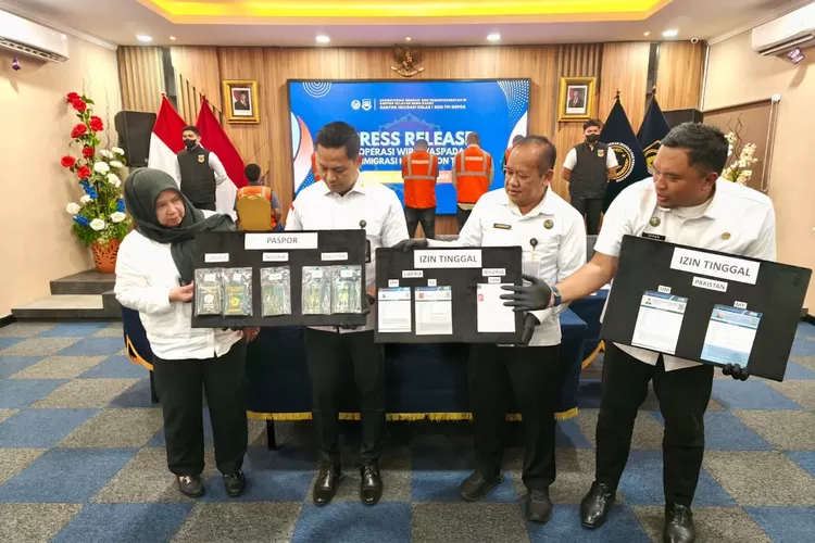 Kepala Kantor Imigrasi Depok, Irvan Triansyah (paling kanan) mendampingi Kepala Kantor Wilayah Direktorat Jenderal Imigrasi Jawa Barat, Jaya Saputra (dua dari kanan), saat jumpa pers ungkap penangkapan lima WNA, Kamis (18/12).  (RISKY DWI LESTARI/RADAR DEPOK)
