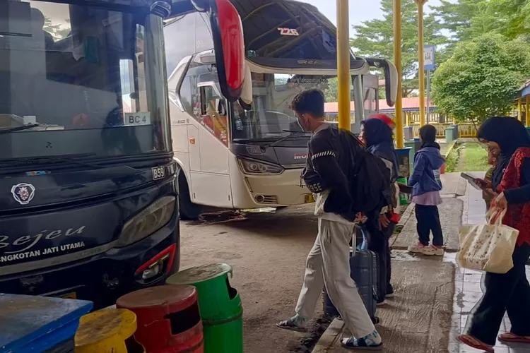 Penumpang berangkat dari Terminal Jatijajar Depok, Kamis (18/12).  (ALDY RAMA/RADAR DEPOK)