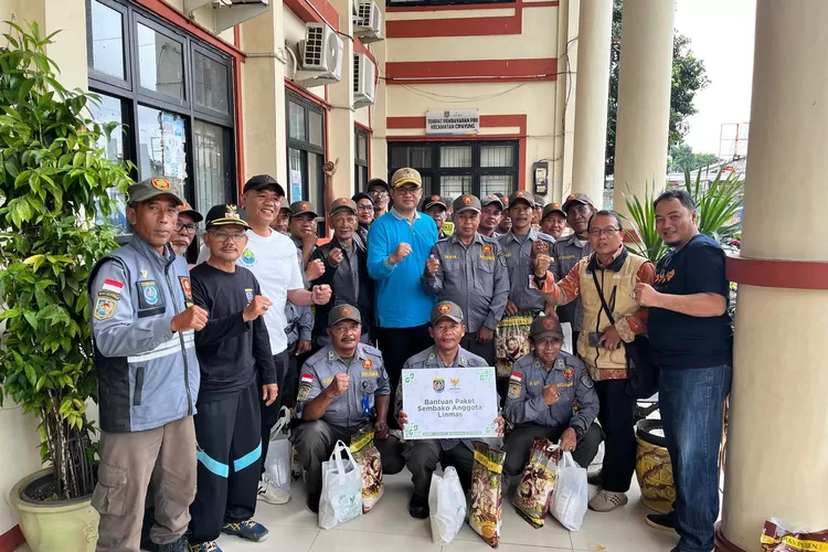 Camat Cipayung, Muhammad Reza foto bersama para linmas se Kecamatan Cipayung, Kota Depok setelah mendapatkan bantuan dari BAZNAS Kota Depok, Jumat (19/12). (AGNESYA WIANDA/RADAR DEPOK)