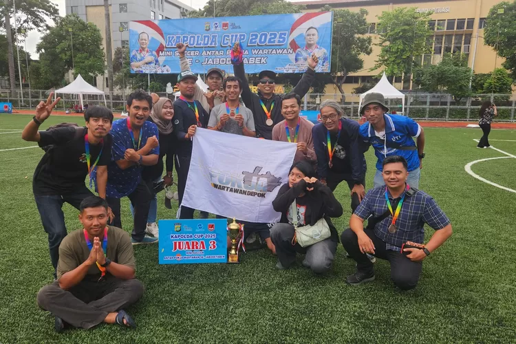  IJTI Pokja Wartawan Depok menunjukan kekompakannya setelah berhasil mengangkat piala Kapolda Cup 2025 dengan gelar Juara 3. (ISTIMEWA)