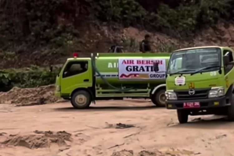 Distribusi air bersih di Tapanuli Tengah untuk warga terdampak bencana dengan menggunakan tangki air karena kerusakan PDAM (Instagram/@bnpb_indonesia)