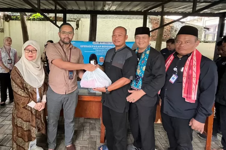 EKONOMIS : pelaksanaan Operasi Pasar Bersubsidi (OPADI) di Kecamatan Sawangan, Kamis (19/12). (PEMKOT DEPOK)