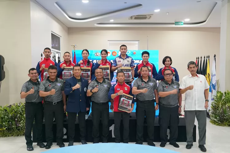 Dankorbrimob Polri, Komjen Ramdani Hidayat, bersama peserta Kejuaraan Nasional Indoor Skydiving Dankorbrimob Cup II Tahun 2025.  (ist)