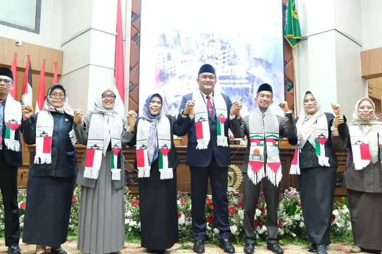 Atribut Negara Palestina, mulai dari bendera hingga aksesoris yang dikenakan peserta rapat dan staf Sekretariat DPRD Kabupaten Bogor.