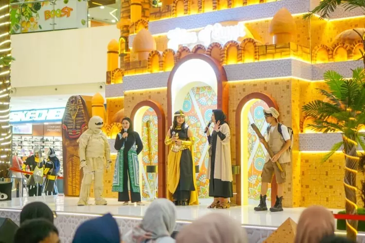 Pengunjung CCM saksikan pertunjukan teatrikal Tales of Egypt, teatrikal tersebut mengangkat cerita petualangan di tanah Mesir