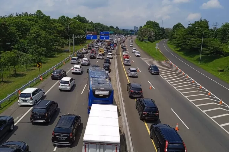Sejumlah kendaraan di exit Tol Gadog, Ciawi, Kabupaten Bogor. Polres Bogor lakukan rekayasa lalulintas untuk mengurai kemacetan selama libur Lebaran.