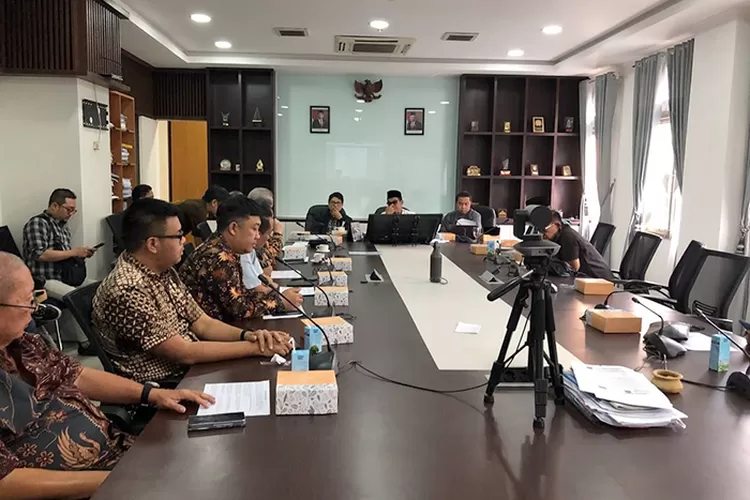 Komisi A DPRD Kota Bandung menerima audiensi Audiensi Ikatan Pengusaha Reklame Kota Bandung (IPRKB), di Gedung DPRD Kota Bandung, Jumat (27/10/2023).